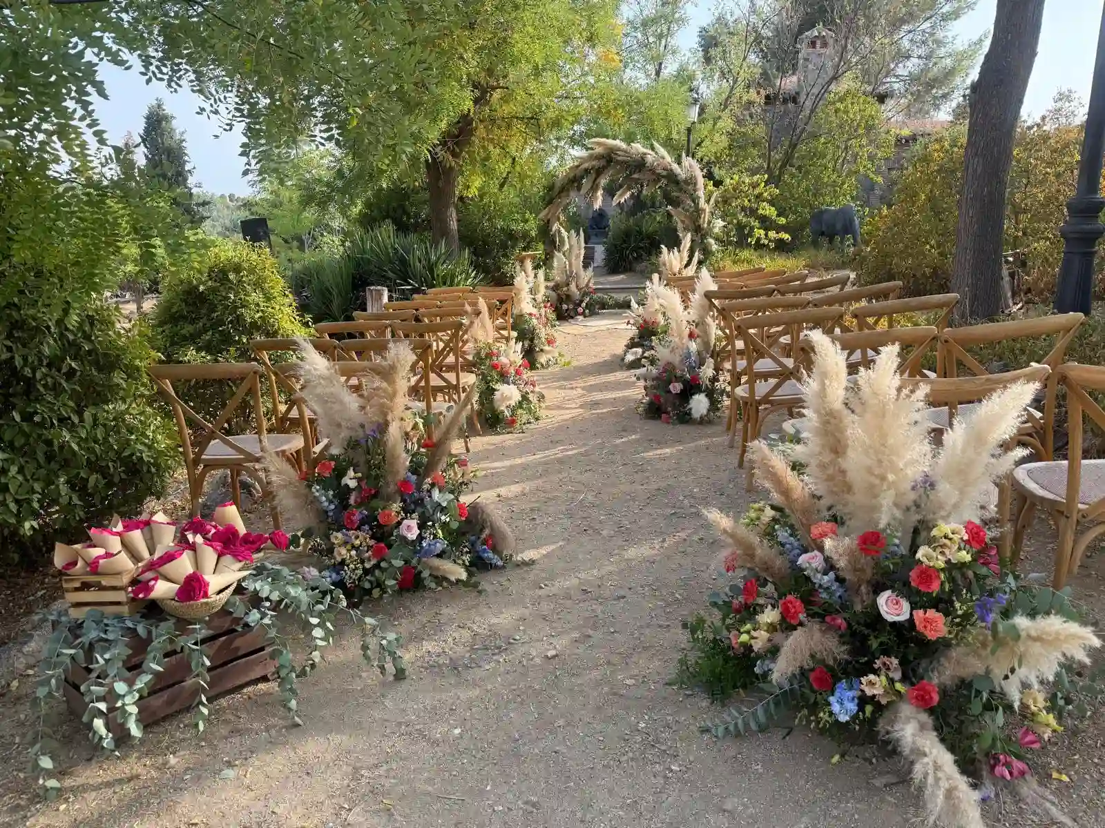Pasillo de ceremonia preparado en los jardines de Terra Aura