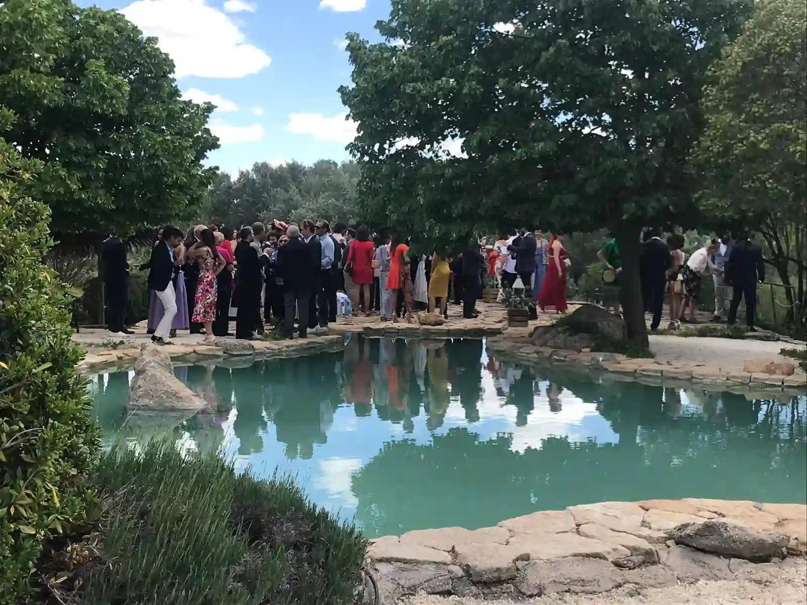 Invitados reunidos junto a la piscina durante una celebración en Terra Aura