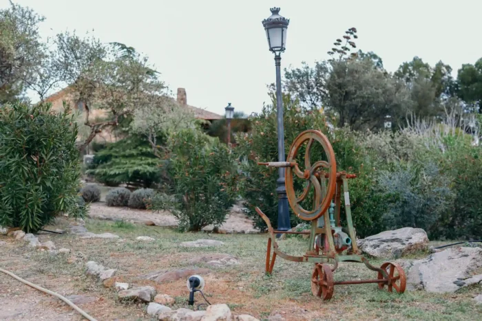Jardines y entorno natural de la villa Terra Aura en Toledo