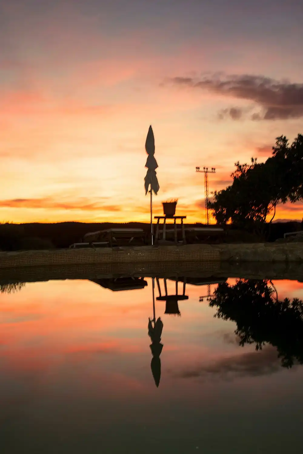 Piscina de Terra Aura al atardecer